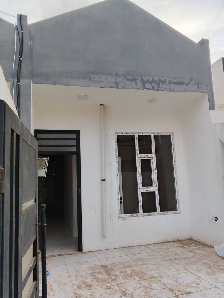 بيت للبيع منطقه كوباني بيت بلديه 100متر قريب عل شارع عام خلف مزعه عميد اركان 
.   سعر35 بي مجال 
.      للتواصل  *********** 
. كركوك, العراق
