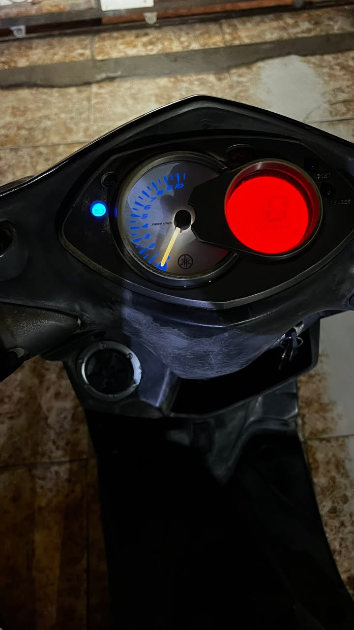 سكنس فحل ياباني قبق مسح للبيع (وصف مهم)
سكنس فحل ياباني قبق مسح كابريتر موديل 2007 مكينتها 125cc ماشية 94446 كيلومتر.

الدراجة منزلها رمبة حاوية على ايدي مكينة ما مفتوحة اشتريتها بتاريخ 2023/5/4.

الدراجة انفتحت مكينتها قبل شهر بتاريخ 2026/6/3 جان السلندر كاض بسبب منقصه دهن وانفتحت المكينة ودايرلها دهن امريكي اصلي amsoil 20/50 4T .

الدراجة حلوه بالمشي ونظيفة بس تعبانة بيها نقوصات بسيطة ويرادلها ترتيب ، الكفرات تعبانة وبيها نقص كفر واحد مال صفاح الايمن ومشخطة بسبب مگلوبه الدراجة قبل فترة ، كهربائيات شغالة فقط الاشارة اليسرة ما تشتغل ، الدبلات الامامية طاكه يرادلهن تبديل ، تشتغل سلف وهندر نكرة ومكينة مكفولة صافية حلوه.

بيها نقوصات حسب ما موضح بالصور ويرادلها ترتيب ، جان رتبتها وبعتها بسعر اعلى بس ما متفرغلها ابيعها على حطتها. الشراي والجاد بالشراء يراسل او يتصل واتساب 
ويتدلل انطيه عيوني رقم ***********

 عنوان البصرة /حي الزيتون ، سعرها 675 بيه مجال وقابل للتفاوض بس لحد يكسر بحلال العالم فدوه اروحلكم فقط الشراي يراسل.
