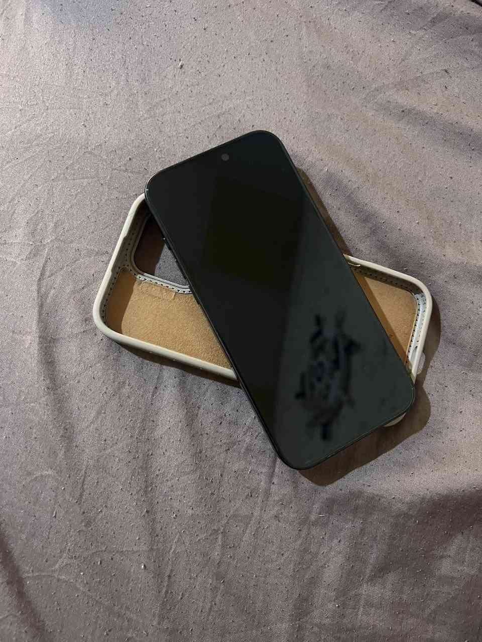 السلام عليكم 
16 pro max 
بطاريه 93 عدد الدورات 350 دوره لا مقتوح لا داخل صيانه شاصي نضيف شاشه نضيفه جهاز نضيف بمعنى الكلمه بس اكو كسر بالضهر لا مأثر على الجهاز ولا بي اي خلل مجرد شكل الجهاز وبكفر يختفي ويروح وما مأثر على التصوير لو شي تجي وتفحص الجهاز من كلشي 
عنواني بصره 
*********** واتساب 
سعره 1400 مليون و اربع مئة الف وبي مجال شوي
