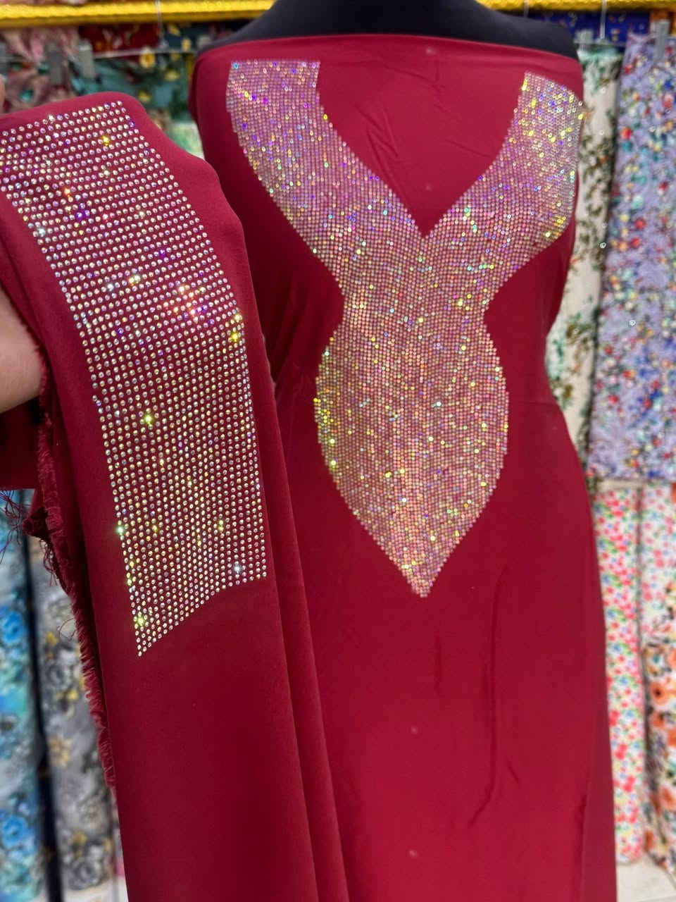 كشمير كابوي مطاط الاصلي 
نقشات الصدر وردن شذر الاصلي شرط الغساله 
القطعه مترين ونص يتفصل كلوش 
وراهم لجميع القياسات 
سعر القطعه 11.000


**إذا كنت صاحب هذا الإعلان وتريد حذفه لأي سبب، رجاءا أرسل رسالة إلى الدعم الفني**