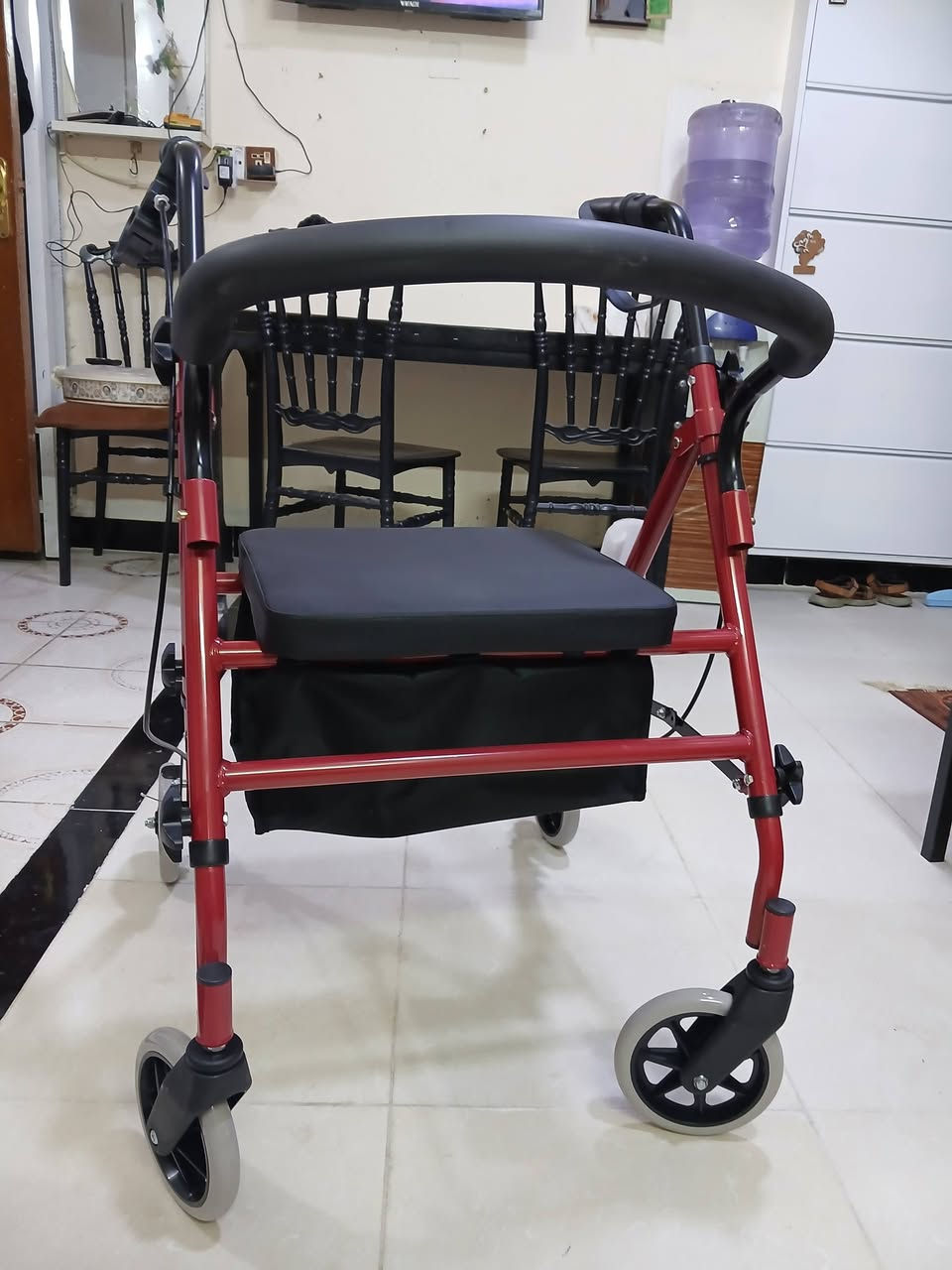 مساعد مشي وكرسي للأحتياجات الخاصة و كبار السن جديد بكل تفاصيله
١٢٥ الف 
كراده داخل فرع التمور . ت ***********

