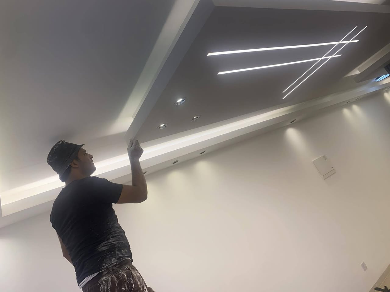 السلام عليكم صباغ متفرغ وهذه رقمي ***********
