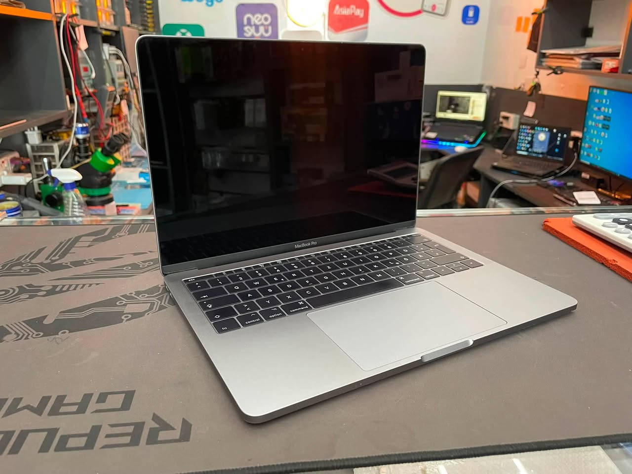 * **الموديل:** ماك بوك برو (١٣ بوصة، ٢٠١٧) |
MacBook Pro (13-inch, 2017)

 * **المعالج:** ٢.٣ جيجاهرتز ثنائي النواة (Dual-Core) إنتل i5

 * **الذاكرة العشوائية (الرام):** ٨ جيجابايت ٢١٣٣ ميجاهرتز LPDDR3

 * **كرت الشاشة (الرسوميات):** Intel Iris Plus Graphics 640 ١٥٣٦ ميجابايت 
 
* **سعة التخزين:** ٢٥٦ جيجابايت فلاش ميموري (SSD)

 * **عدد دورات الشحن (Cycle Count):**١٥٠ دورة (وهذا يعني أن صحة البطارية ممتازة جداً!)

550 ألف دينار


**إذا كنت صاحب هذا الإعلان وتريد حذفه لأي سبب، رجاءا أرسل رسالة إلى الدعم الفني**