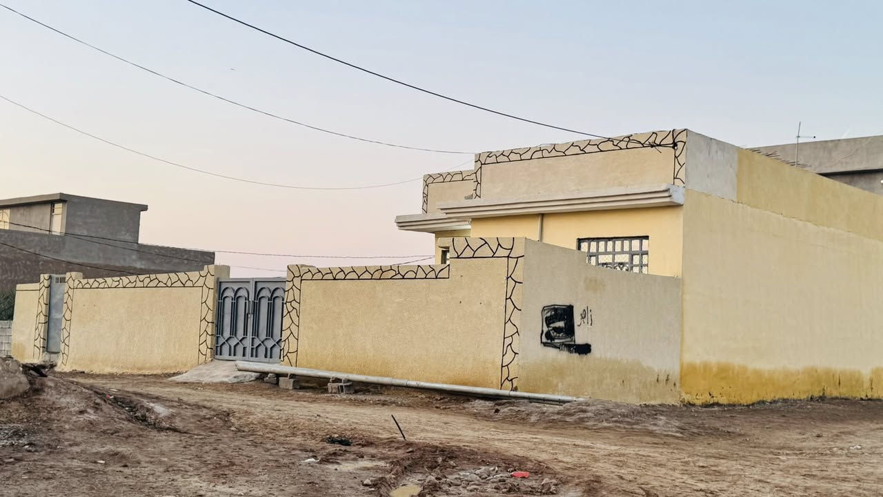 دار للبيع ركن طابو ملك صرف مساحة بناء البيت 200 مع الكراج والحديقة ومساحة الارض المعزولة 160 متر غرفتين نوم هول مطبخ صحيات استقبال مكان الدار ديالى بعقوبة دور مندلي كاطون الرازي 
الدار مؤجر بسعر 200الف السعر 105 وبي مجال ***********
