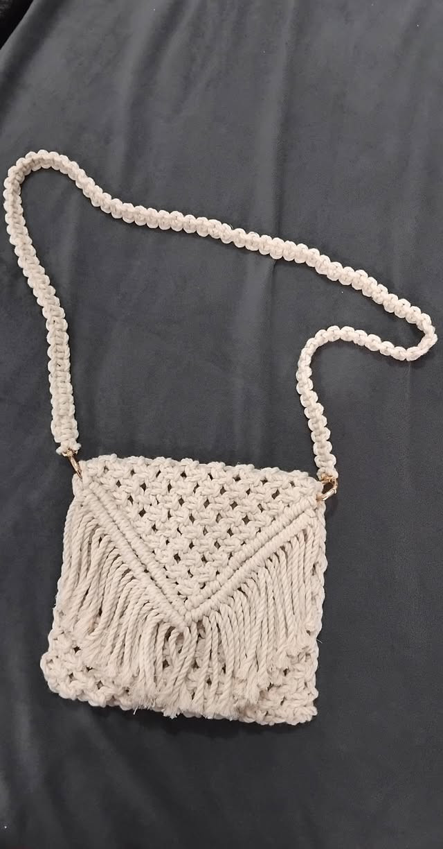 رجعنالكم من جديد 😍
شنطة مكرمية ناعمة و لذيذة
تصميم بوهيمي عصري و شغل يدوي دقيق مية بالمية
​تفاصيل مميزة بتضيف لمسة أناقة لأي "أوتفيت" بتلبسيه.
#handmade #macrame #fashion #boho_style #صنع_بحب #مكرمية #شغل_يدوي #أناقة


**إذا كنت صاحب هذا الإعلان وتريد حذفه لأي سبب، رجاءا أرسل رسالة إلى الدعم الفني**