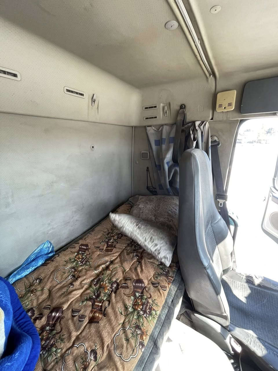 يالله السلام عليكم
فالفو مديل ٢٠٠٧ سحال خلفي مزوج 
راس تريله بلادي باج بطن بلادي 
كير ٣ ب٣
 ماشيه
 ١٥٠ الف حقيقي 
السياره مواصفات دوله 
 محرك ٣٤٠ 
سعر ٢٣٥ وبيها مجال 
الاستفسار ***********
