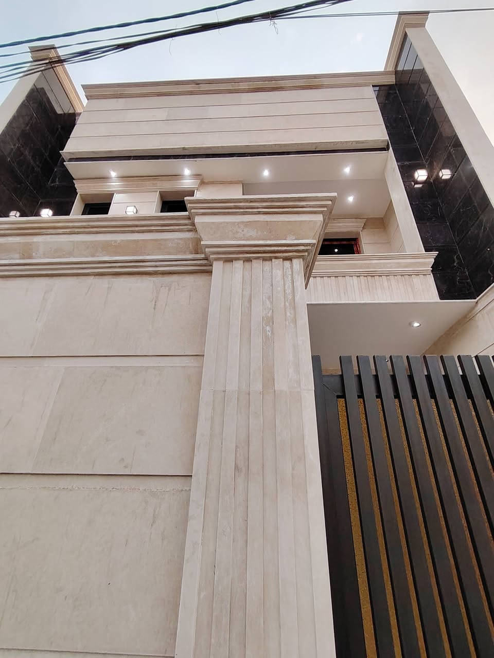 السلام عليكم 
يعلن مكتبنا عن بيع دار طابو صرف 
المساحة بالسند 135 متر واقعرحال 145م الواجة 7.5×19.20
الموقع حله حي الزهراء خلف اسواق ابو وليد 
البيت رفت صب طابوق جمهوري تصميم هندسي
الواجه مرمر 
تفاصيل غرفة نوم استقبال صاله مطبخ مجمع صحيات داخليه وخارجية 
الطابق الثاني غرفتين نوم ومجمع صحيات وهول  مع سطحين
للاستفسار 
اتصل بالارقام التاليه 
***********
***********
موقع المكتب حله نادر الاولى الشارع الرئيسي مقابيل دائره اتصالات بابل 
مكتب علي السلطاني للعقار 
4
