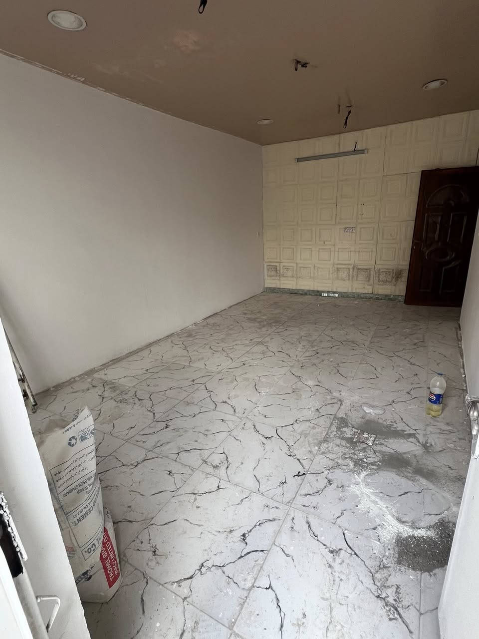 الطابق الاول :- استقبال حولي كبير غرفة نوم منور وصحيات داخلية وخارجية

الطابق الثاني :- غرفة نوم وصحيات وسطح 

كل الخدمات كاملة ماء-كهرباء-مجاري-تبليط 

عنوان البيت ::::—نهاية اربع شوارع خلف مول كرارة شارع مخبز المجتبى وكبة الحمراني 

شارع ١٣ 

السعر 75 

واتساب او اتصال 

***********
