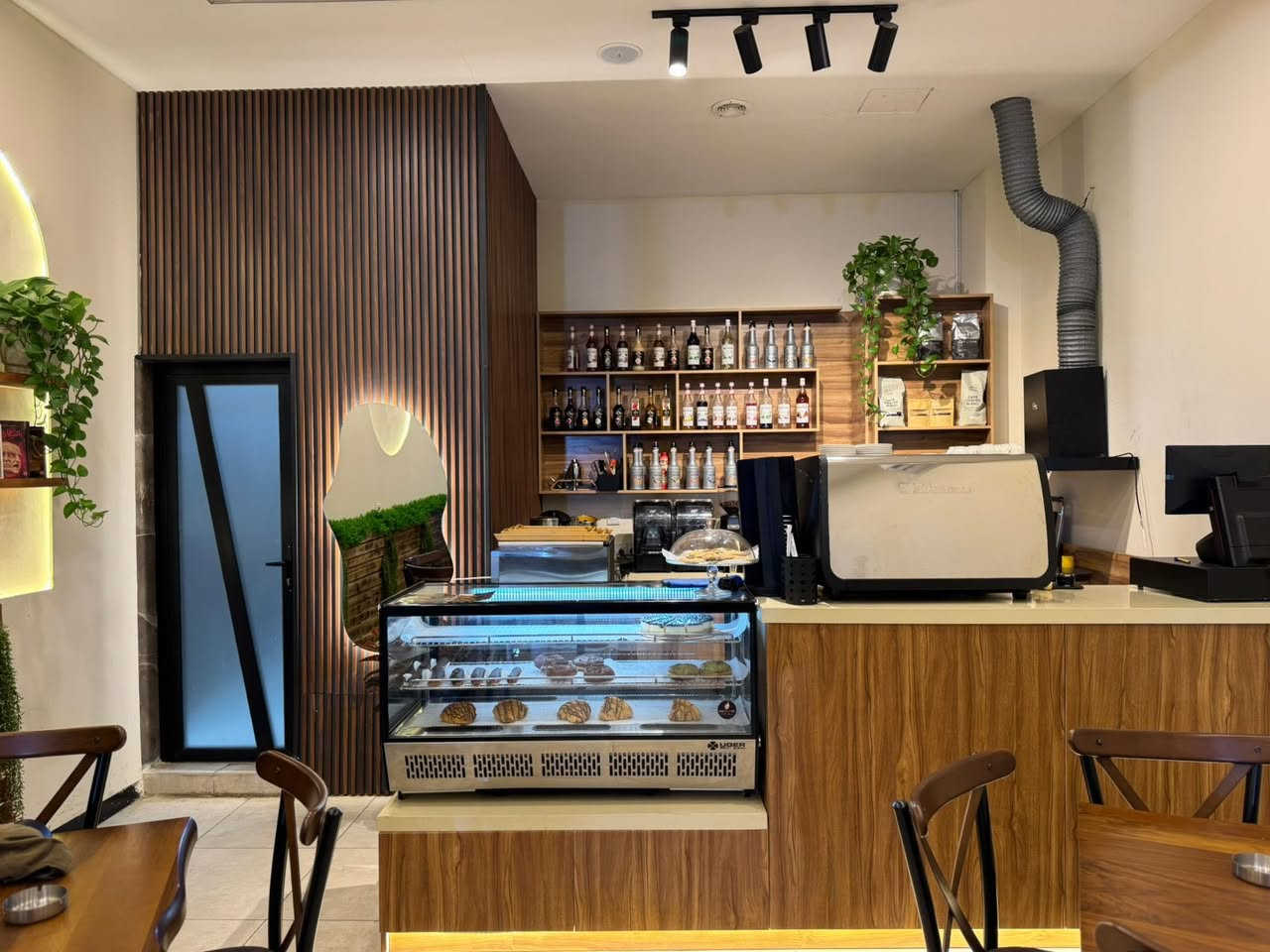 للبيع كافيه مع كافة التجهيزات مجاور جامعة مركز تجاري حيوي في بغداد
سبب البيع لغرض السفر ولا يوجد متفرغ له
للاستفسار عن التفاصيل والسعر الاتصال:
 ***********
