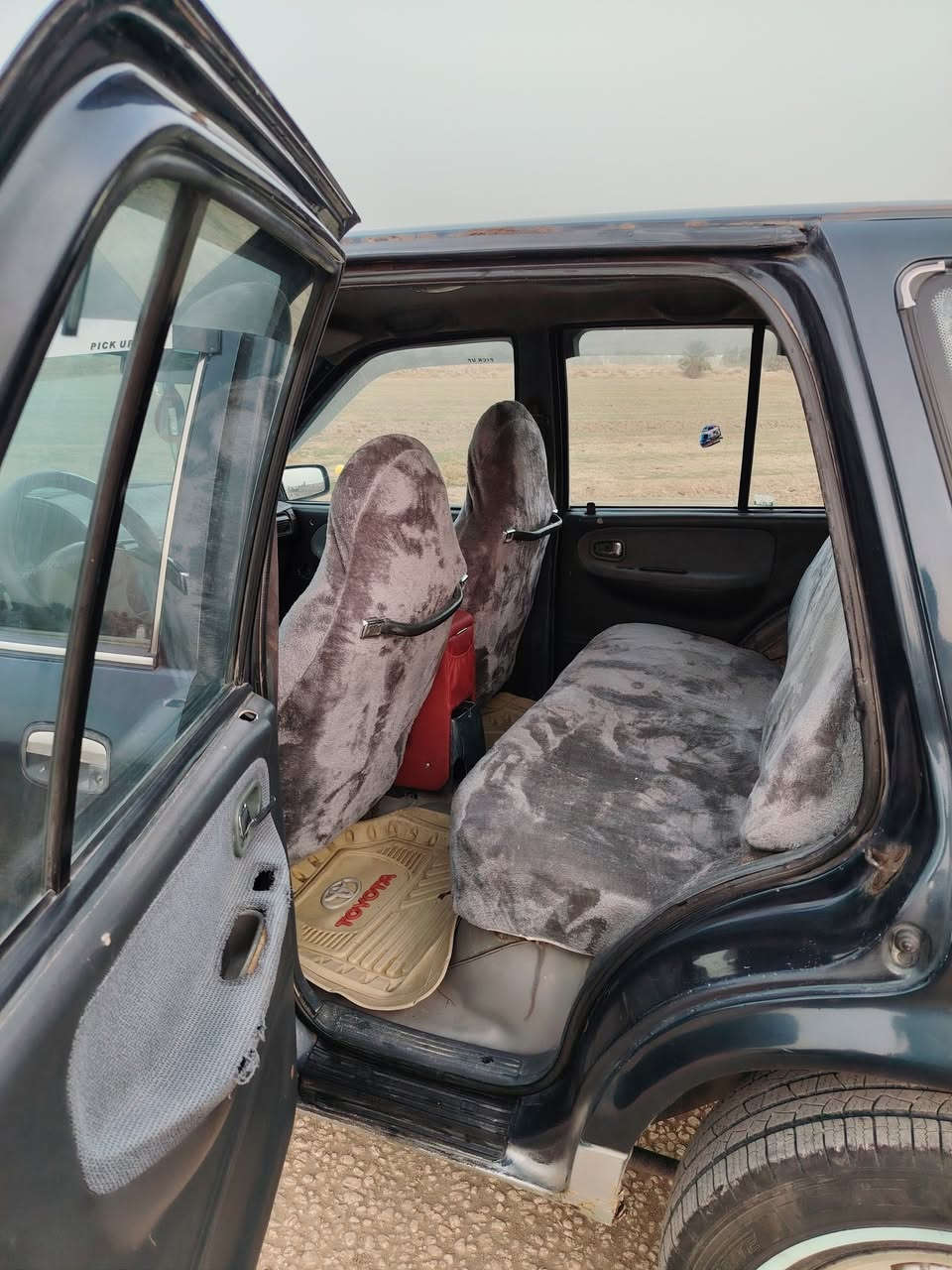 السلام عليكم سبورتج 93 مكينه وكير ونجي 6 سلندر رقم بابل وانكليزي سنويه ل 30 هزه جديده تخم تاير مسجل بلوتوث حداديه نضيفه كهربائيات كلها شغاله دوشمه جديده دواخلها نضيفه مكاني ديوانيه *********** السعر ٤٥ وبيها مجال
