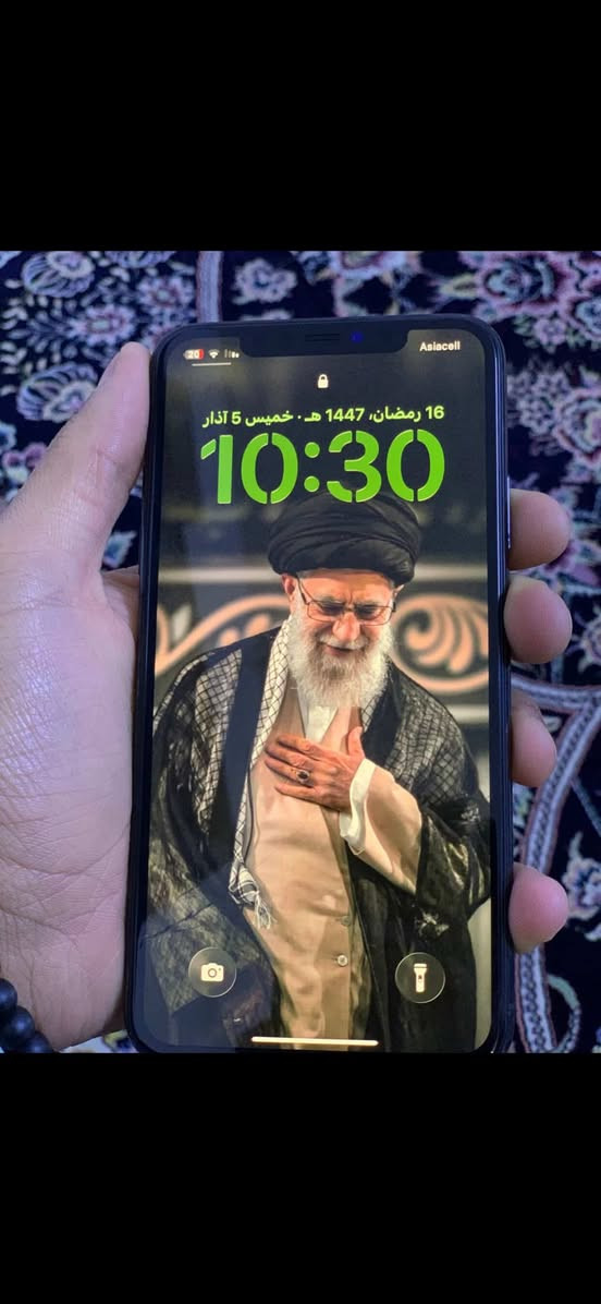 ايفون 11 برو ماكس
مبدل شاشة وبطارية بس جهاز مابي اي اشكال 
بي ضربة بالشاشة مالتة 
ذاكرتة 256 
كاميرات شغالة اتصال شغال
السعر 250 وبي مجال 
رقمي للتواصل ***********
