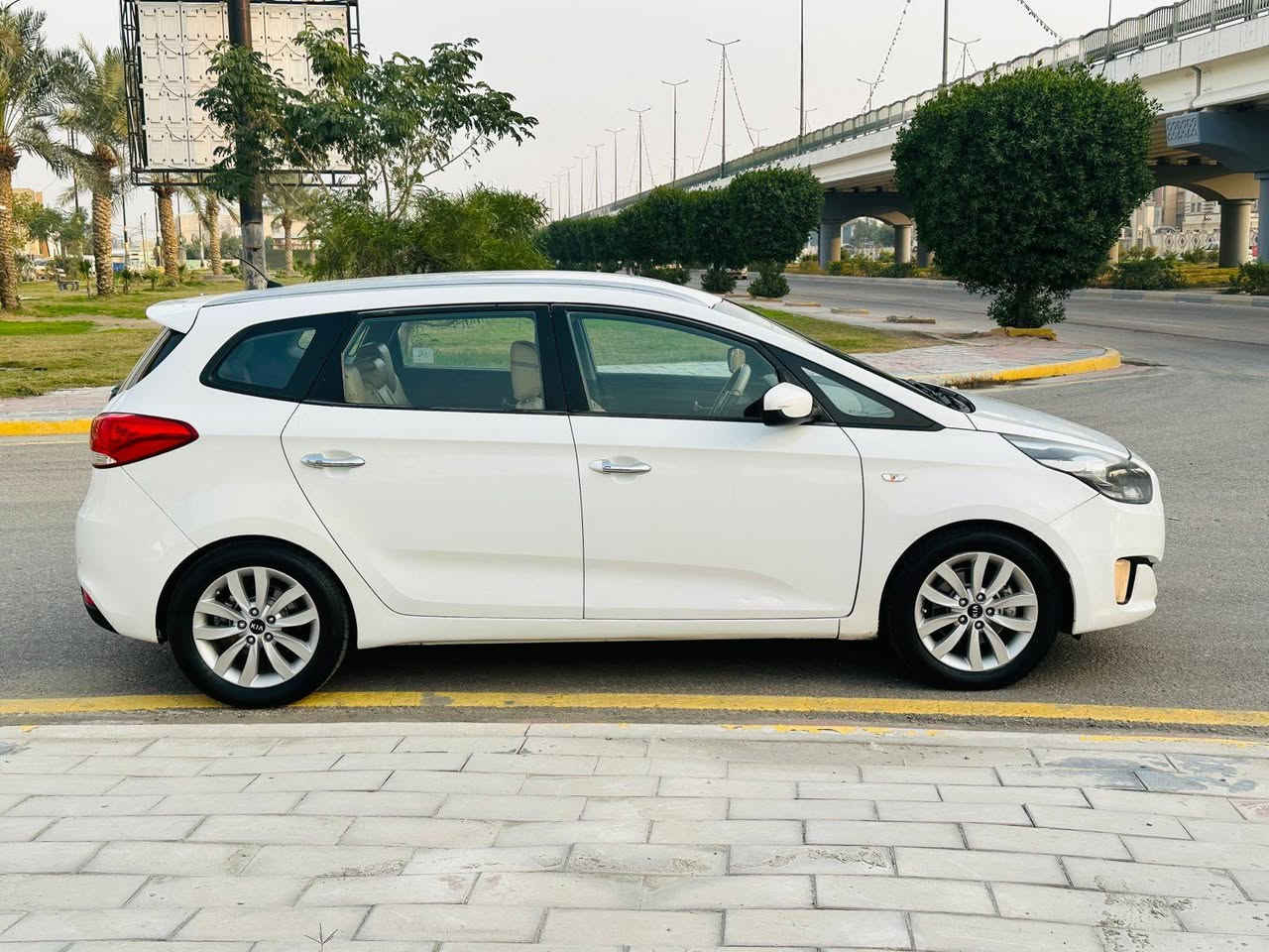 سلام عليكم للبيع كيا كارنز موديل 2014 السعر 135 وبي مجال بسيط بيه قطعتين صبغ موصفات مكينه 2000 دوش سبعه راكب تحكم ستيرن جهتين ايكو اقتصاد حساسات داخلي بيجي كشن كهربائي ستيرن تدفئه وباقي موصفات المعروفه مكينه وكير كفاله تخم تاير حداديه تبريد تدفئه شغال سنويه لـ 28 تحويل مباشر العنوان كربلاء للستفسار ***********
