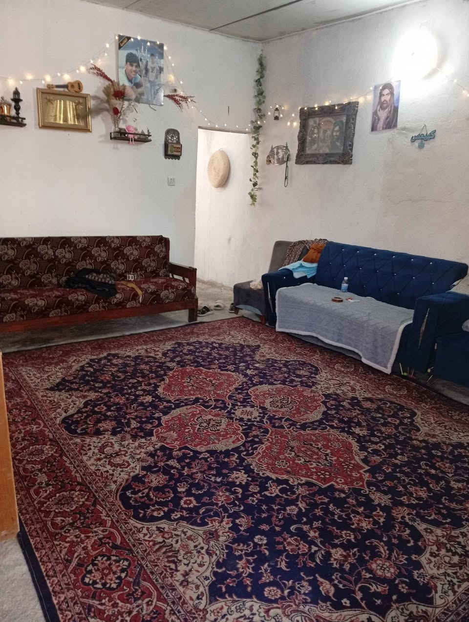 السلام عليكم بيت تجاوز مساحه 200بي غرفتين وصاله ومطبخ وحمام السقف سندوتج وبي مساحه كدام البيت هم ضمن البيت السعر 16وبي مجال ***********
