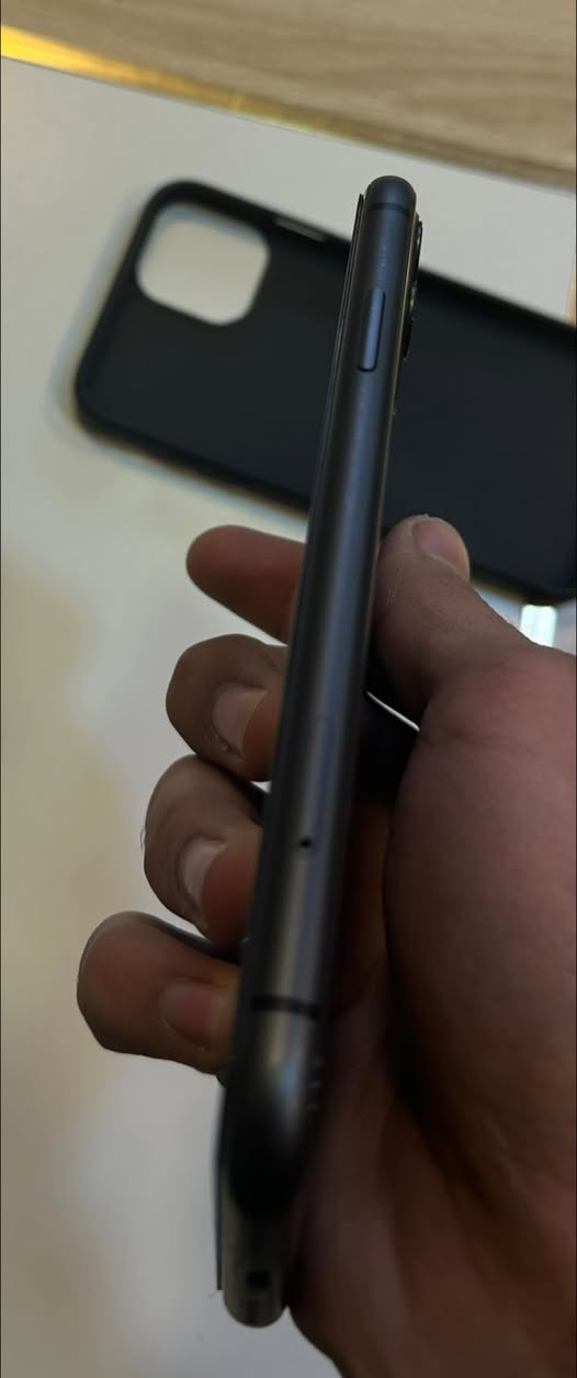 للبيع فقط 11عادي ذاكره64 بطاريه 77🔋ما مفتوح الجهازشرط200الف وبي مجال شي بسيط (***********)
