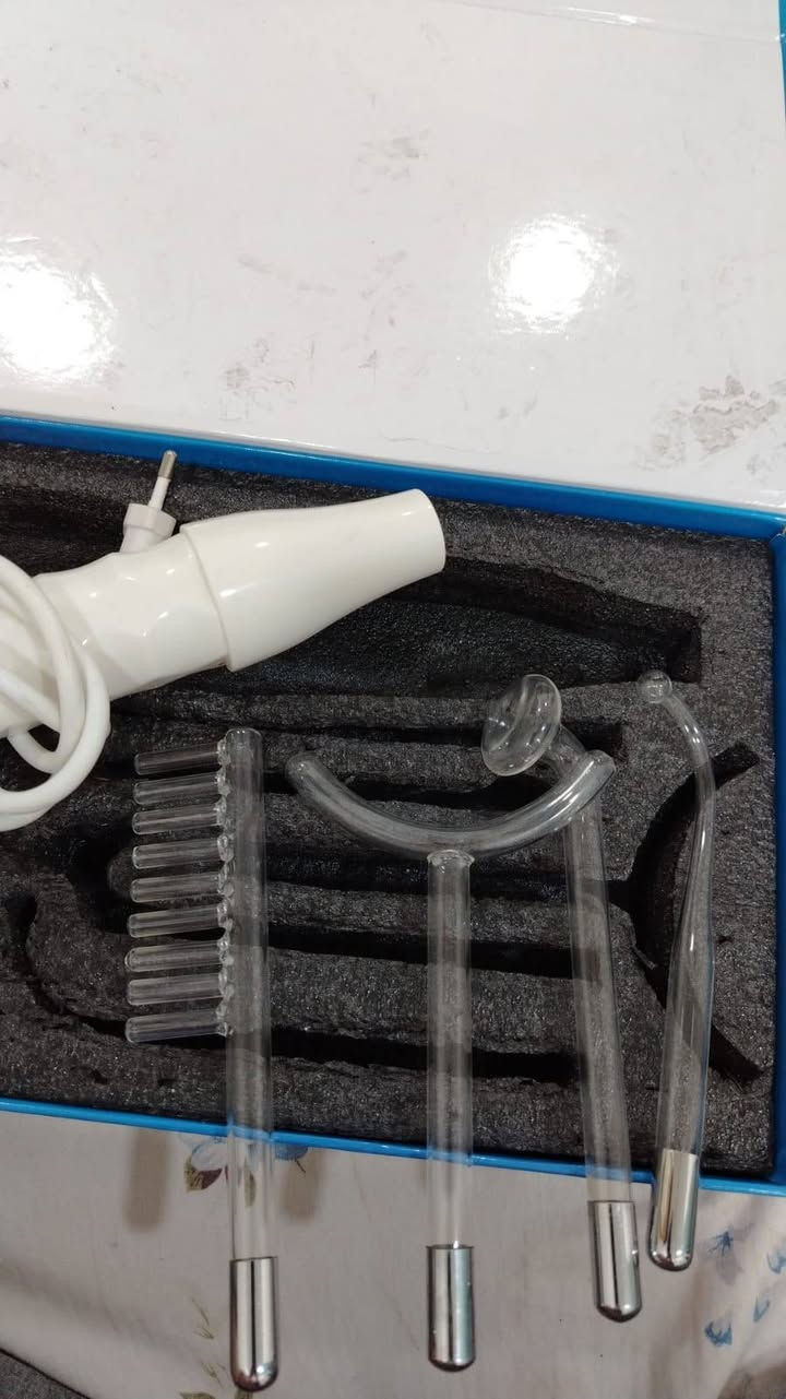 اسم المنتج: جهاز عالي التردد محمول لليد للعناية بالبشرة 

وصف المنتج: هذا الجهاز هو أداة تجميل تعمل بتقنية التردد العالي، تُستخدم لتحفيز الدورة الدموية في البشرة وتقليل ظهور حب الشباب والخطوط الدقيقة. يعتمد على تيار كهربائي منخفض الجهد ينتج ترددًا عاليًا يساعد على قتل البكتيريا وتحفيز إنتاج الكولاجين. يحتوي عادة على مقابض كهربائية زجاجية بأشكال مختلفة (مشطية، منحنية، على شكل فطر) تستخدم لمناطق مختلفة من الوجه وفروة الرأس. الجهاز يُشغّل بالكهرباء ويُستخدم في العناية المنزلية بالبشرة لتنشيط الخلايا وتحسين مرونة الجلد. 

سنة الصنع: 2025 

مميزات المنتج:
- تحفيز إنتاج الكولاجين وتحسين الدورة الدموية
- تقليل حب الشباب والبقع الجلدية
- يشمل فوهات متعددة لمناطق مختلفة من

#جهاز ازاله الشعر 

الشركة المصنعة: Jitesy
اسم المنتج: جهاز إزالة الشعر بتقنية IPL
وصف المنتج: جهاز جيتسي لإزالة الشعر بتقنية الضوء النبضي المكثف (IPL) مصمم للاستخدام المنزلي من أجل تقليل نمو الشعر بشكل دائم. يعمل الجهاز بإطلاق ومضات ضوئية قوية تستهدف جذور الشعر لتثبيط نموها تدريجياً دون التسبب بألم. يتميز الجهاز بعدة إعدادات لمستوى الطاقة تناسب مختلف أنواع البشرة، مع شاشة رقمية توضح الإعدادات، ويأتي مع عدة رؤوس قابلة للتبديل لتناسب مناطق مختلفة من الجسم مثل الوجه والإبطين والساقين. هذا الجهاز يوفر تجربة آمنة، سريعة وفعالة مماثلة للعناية الاحترافية في الصالونات.
سنة الصنع: 2024
مميزات المنتج:
- تقنية IPL لتقليل نمو الشعر
- شاشة رقمية لتوضيح الإعدادات
- عدة رؤوس لمناطق مختلفة


**إذا كنت صاحب هذا الإعلان وتريد حذفه لأي سبب، رجاءا أرسل رسالة إلى الدعم الفني**