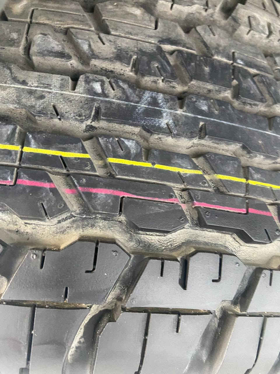 السلام عليكم لاندكروز موديل 9 مقفوله سياره بريميه ماشيه السياره 74 سبير ما نازل ا سياره جديده مكان السياره بحي العامل مراوس حسب القناعه.  ***********
