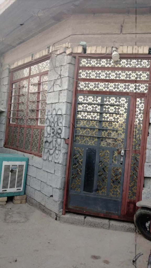 دار للبيع مساحته 200 عدد غرف3وستغبال وصاله جبيره وطارمه جبيره منمر وترك مي كهربا خير من الله اسعر 50وبي مجال عنوان لعريفيه شارع ابو مروان اشراي ينتصل ***********

