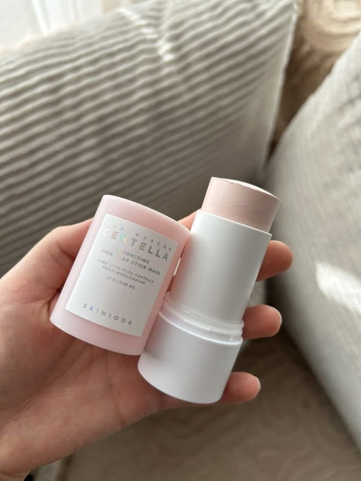 SKIN1004 Poremizing Quick Clay Stick Mask - 27g | سكين
1004 🇰🇷🥰🥰
قناع ستيك لتضييق المسام وإزالة الرؤوس السوداء والبيضاء 🪞🦋
طين ناعم ينظف المسام بعمق بدون تهيج.
يحتوي 5 أنواع طين + حبوب فاصوليا حمراء لتقشير البشرة.
مناسب للبشرة الدهنية، العادية والمختلطة والجافة يوضع 5 دقايق على بـشرة جافة ثم يشطف للبشرة العادية 3 مرات بالاسبوع و للحساسة مرة واحدة.


**إذا كنت صاحب هذا الإعلان وتريد حذفه لأي سبب، رجاءا أرسل رسالة إلى الدعم الفني**