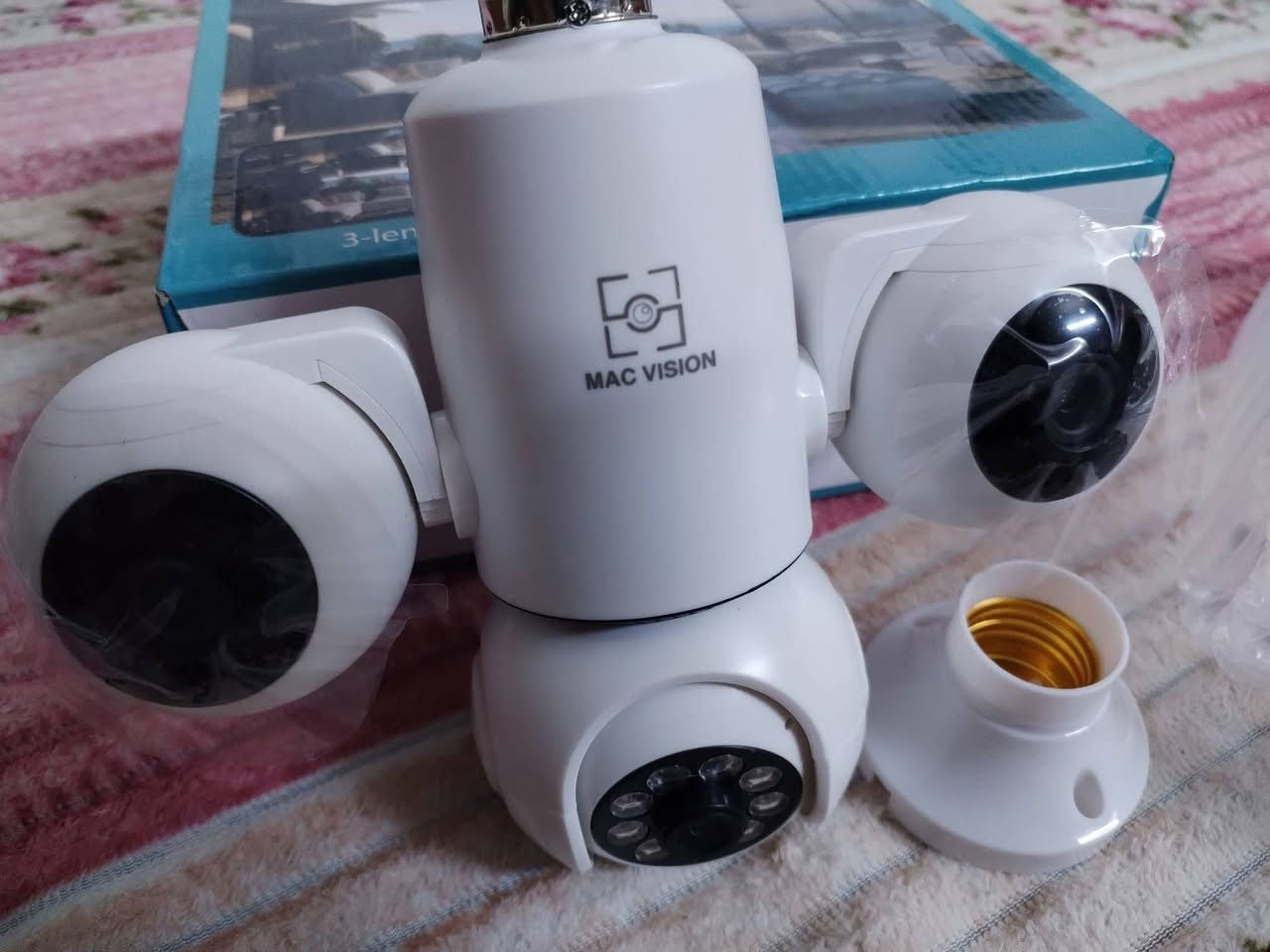 السلام عليكم 
كامرة ثلاثية متحركة للبيع استخدامها عن بعد عن طريق الهاتف والتحكم بها بعدها بالكارتون ما مستخدمة وبسعر كلش مناسب ٤٠ الف ترهم داخل البيت او خارجه للاتصال ***********
