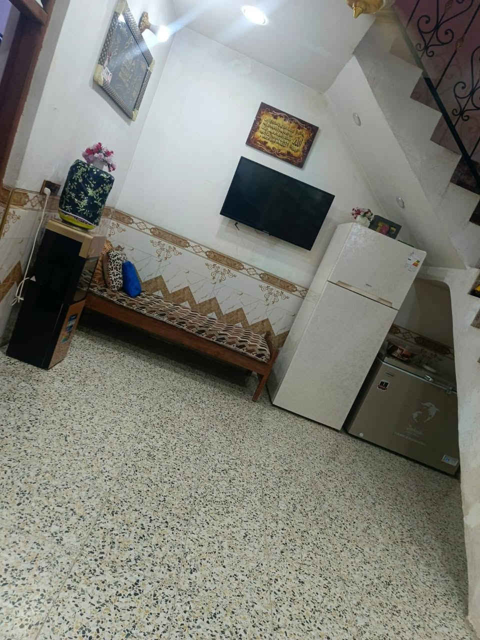 السلام عليكم  بيت زراعي لبيع مساحته 100متريتكون طابق ونص لبيت كامل غرفه صاله استقبال مطبخ وغرفه فوك  خدمات ماء كهرباء تبليط المكان بغداد جسر دياله منطقت العريفيه السعر 70وبي مجال رقم الهاتف ***********
