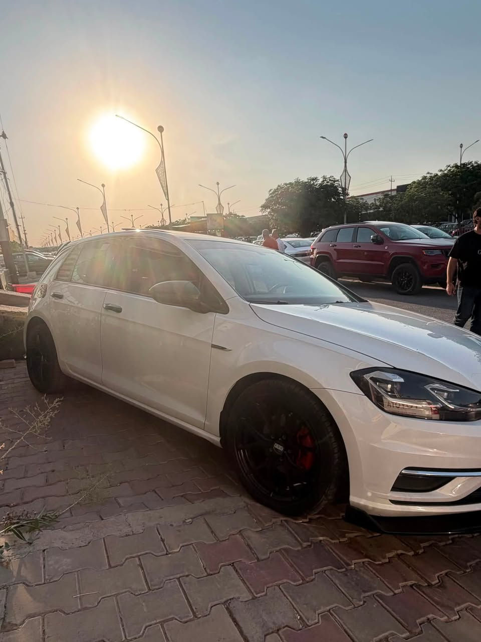 سلام عليكم 
كولف tsi 1.4T
فوللل فولل مواصفات 
بنوراما 
بصمة 
كار بلي
لايتات led
كت كامل gti
عليها داون بايب + برمجه stage1
و عليها بوب كورن 
ماشية ١٠٠ الف
سيارة ضررها جامرلغ سياق و باب سايق مبدل بلادي بجم كبس بدون دواخل بدون ايرباك

سعر ١٤٨$ بي مجال
مكان كركوك
واتساب موجود 
***********
