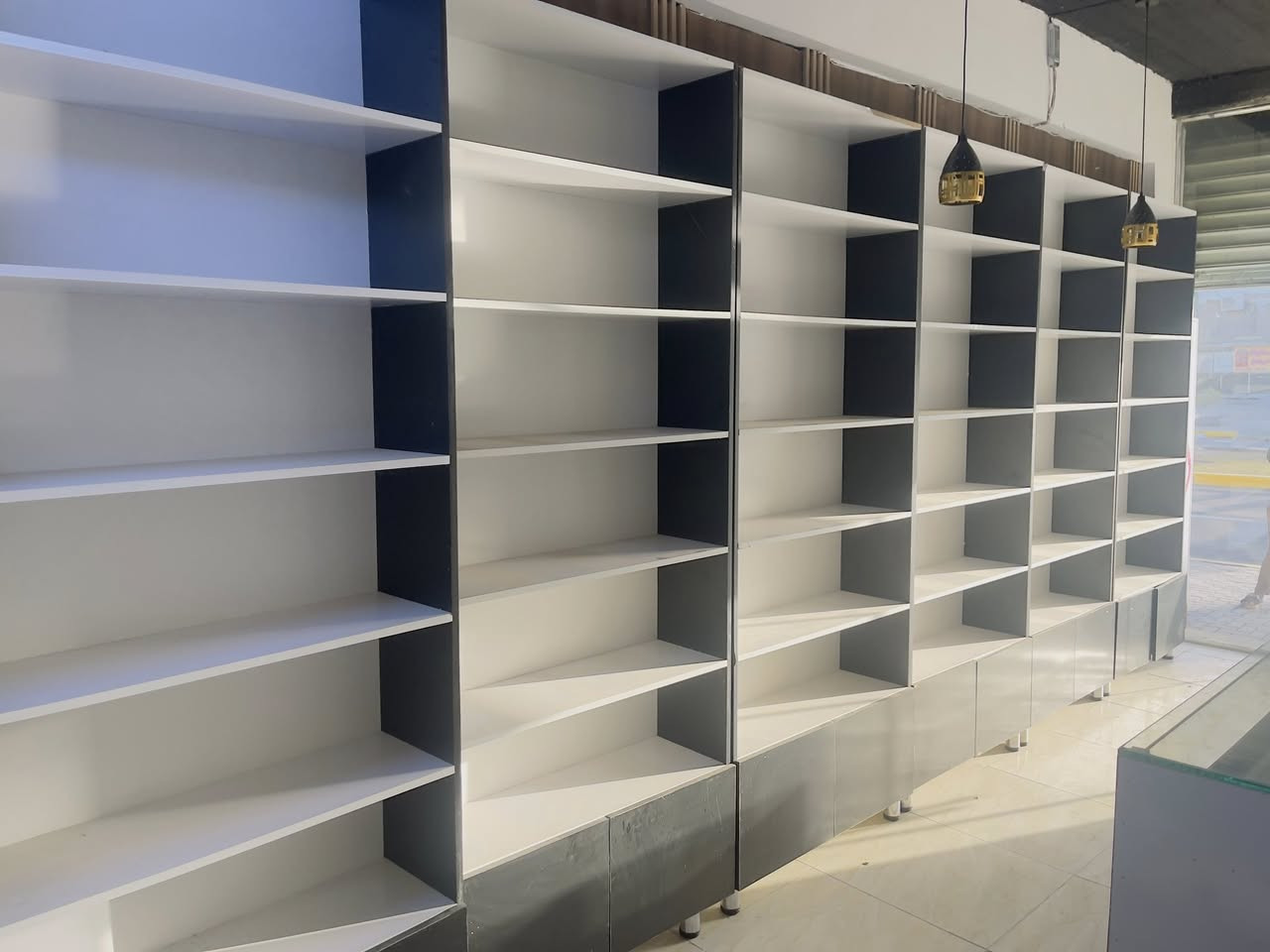 السلام عليكم
رفوف وجام خانات للبيع (غراض محل ) + سبلت LG طنين انفيرتر الرفوف عدد(6) ام المخزن وجام خانات عدد(4) 
للتواصل 
هاتف + واتساب (***********)
