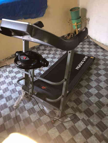 سلام عليكم ورحمه الله 
جهاز جري HOuse Gym     ٦٠٠ باوند يحمل وزن ١٦٠ كيلو
جهاز جري +جهاز تدليك 
العنوان بصره حي الزيتون *********** 
السعر ٣٢٥ الف دينار وبي مجال قليل
