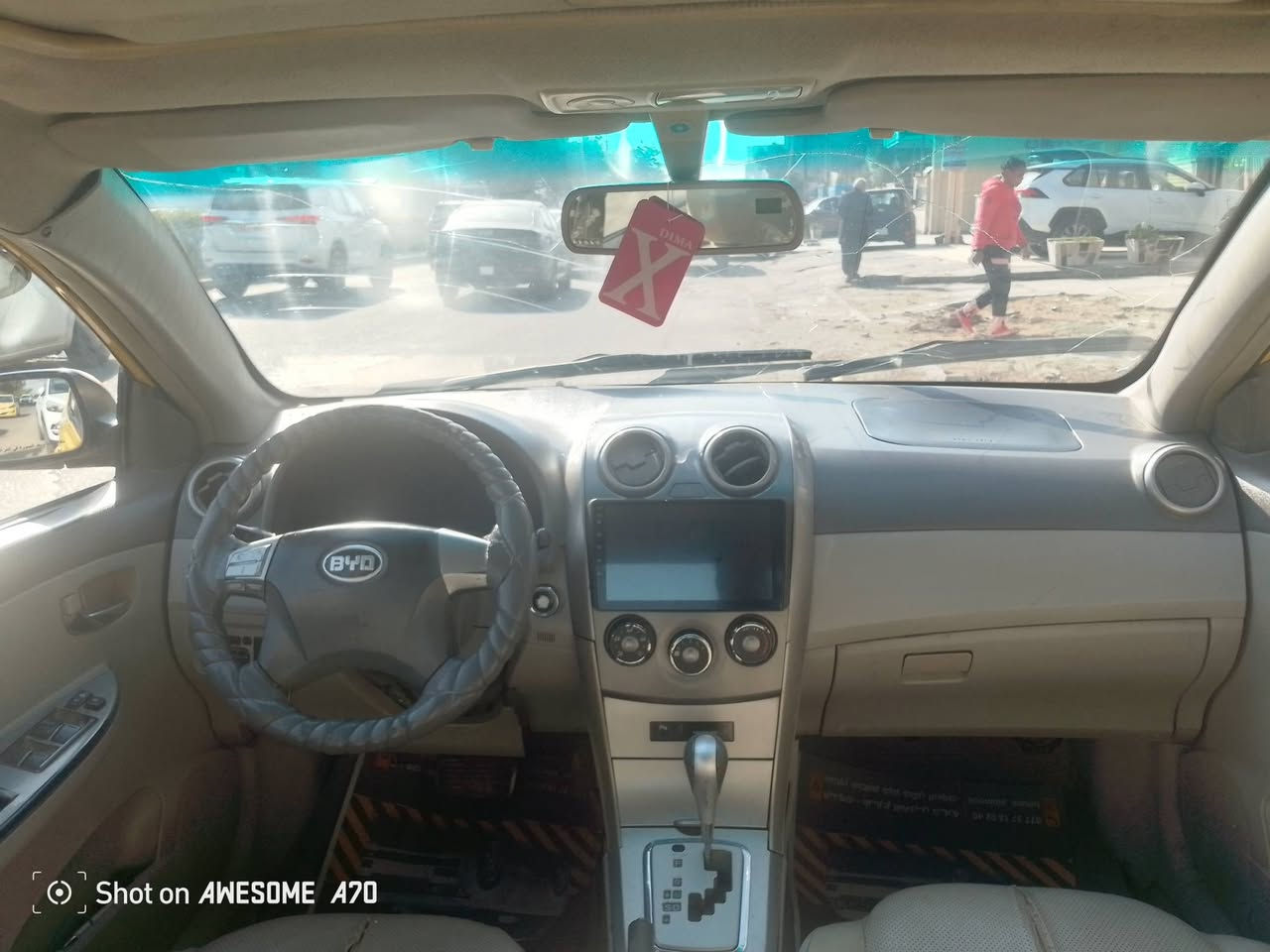 السلام عليكم بي واي دي 2015. 

مكينه جديده قبل شهرين بدلتها 
بيه باب خلفي وجاملغ خلف السائق

عليها غرمات وهيئه كلها عليه

سعرها 45

***********
