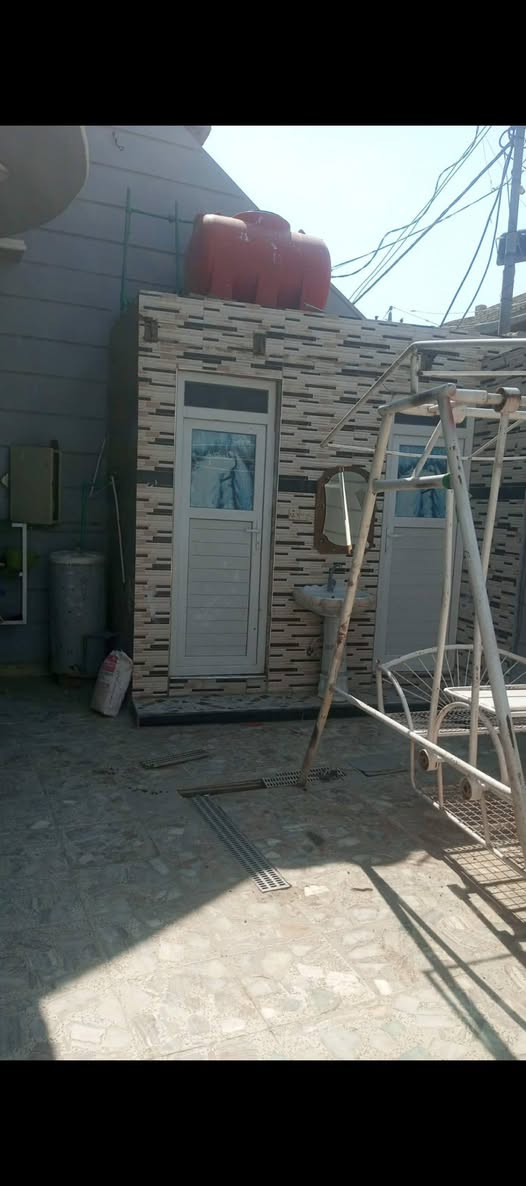 السلام عليكم بيت البيع طابقين بناء جديد بل 21  
الطابق الأول يحتوي على غرفه وصاله ومطبخ وبراني وصحيات داخليه وخارجية الطابق الثاني يحتو عله ثلاث غرف وصاله وصحيات ومخزن العنوان حي الزهراء خلف مجمع السفير استفسار اتصال عله الرقم‏‪***********‬‏
