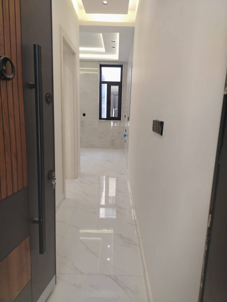 بيت للبيع زيرو مساحة 100 م  واجهه 5 من  نزال 20 م طابو ملك صرف بناء حديث درجة اولى وموقع ممتاز جداً جداً و قريب على الشارع والمدارس والسوك وتوفر كافة الخدمات شارع عريض 10 او 12 م  تقريبا 
يحتوي على حديقة خارجية صغيرة جزامة احذية مدخلين باب نوع قاصة 
شبابيك ألمنيوم محاطه بسيراميك على طول الشباك  وحولي ومطبخ سيراميك مكان عدد 2 للسنك مكان مخصص للغسالة واستقبال و 4  غرف نوم وحده جوه كبيره 
وخدمات ومنور 
الطابق الثاني 3 غرف توم وحده سويت وخدمات أيضا في الطابق الثاني وبالكونة ابواب نظام سلايت محجر الدرج زجاج ع كل البيت بيتونه تصلح مخزن للاغراض وسطحين وماطور ماء وخزانات ماء عدد 2 أبو 1000 L 
المتوقع الدورة شارع 60 قرب مطعم سندريلا 
السعر 290 مليون وبي مجال بسيط 
*********** واتساب
