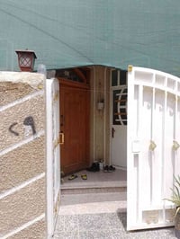 دار للبيع مساحه ١٠٠م واجه ٨م قريب على الشارع العام طابقين ونص مسلح يحت...