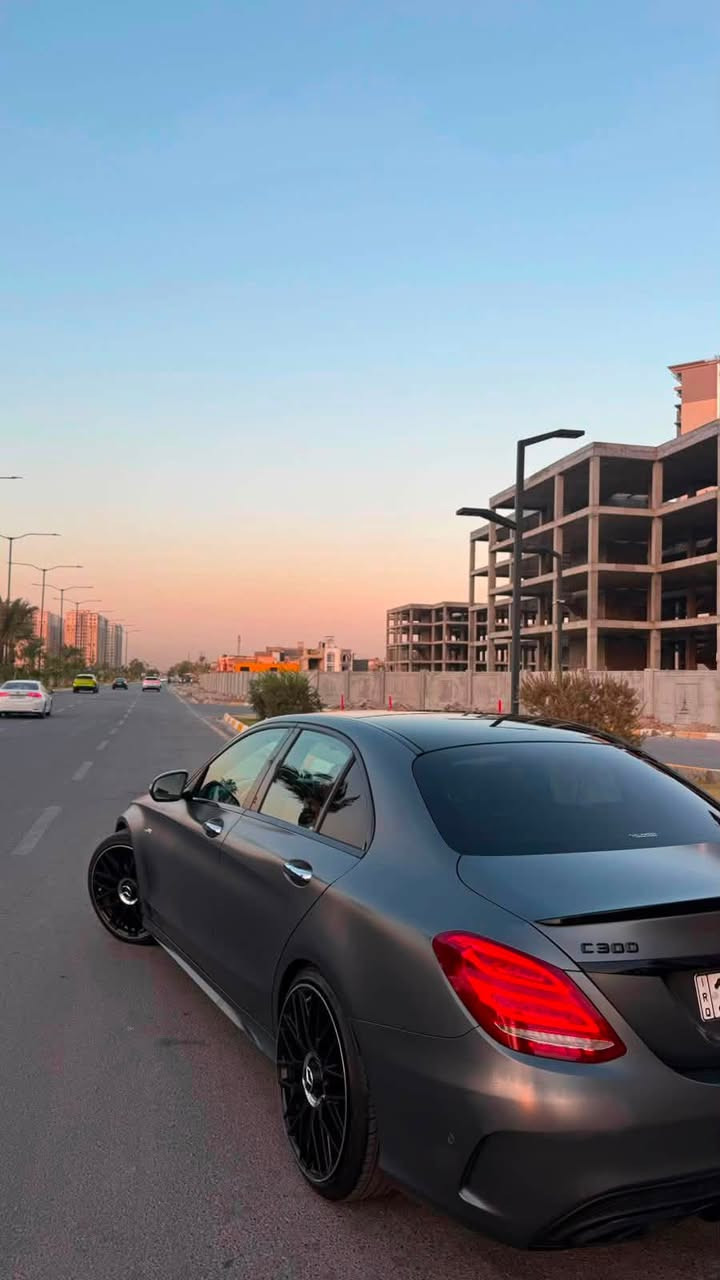 السلام عليكم للبيع مارسدس c_class  c300 السيارة طلب خاص لون او مواصفات السياره وارد كندي موديل 2018 السياره بيهة قطع كلير مثل مموضح بالسونار ماشية كلش قليل 118 كيلو متر مكينة 4 سلندر تيربو  السياره اعلى مواصفات 1/1 المواصفات المعروفه مال c300 الفول للاخير +طلب خاص الجكات بلادي واللون المميز السعر 193 وبيه مكان السياره بغداد الكرخ الاستفسار ***********
