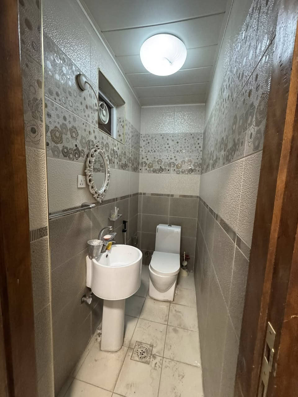 لإعلان: ايجارررر 🔴🔴🔴
مشتمل ارضي  – المنصور (ورى صاج ريف)
المساحة: 220 م²
مواصفات الدار:
 • صالة
 • مطبخ
 • كراج
 • 3 غرف نوم
 • حمامين
 • مخزن
📍 موقع مميز وقريب من الخدمات

☎️***********
