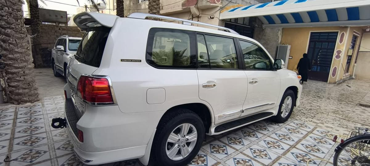 السلام عليكم 
لاند كروز موديل 2015بغداد 6سلندر
السيارةكامل مواصفات بريم ام دفدي ماشي62000حقيقي مو منزل شرط الفحص مكفولة 
السعر 44,000$
الاتصال ***********
