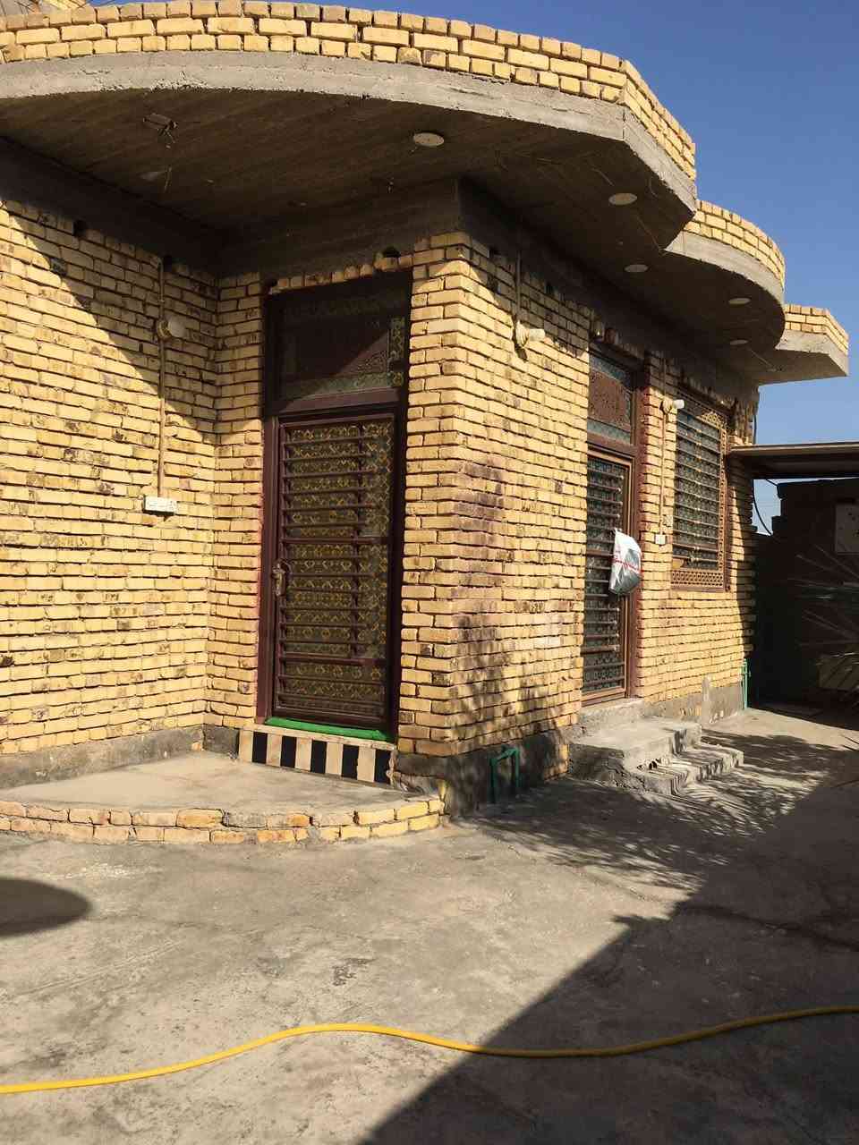 السلام عليكم بيت مساحه 400 منطقه نياز تبليط وماي وامبير ومدرسه وسكن غرفتين وصالتين وصحات داخليه خارجيه ودوانيه وحديقه وبصفه قطعه 400 للتواصل ***********.
