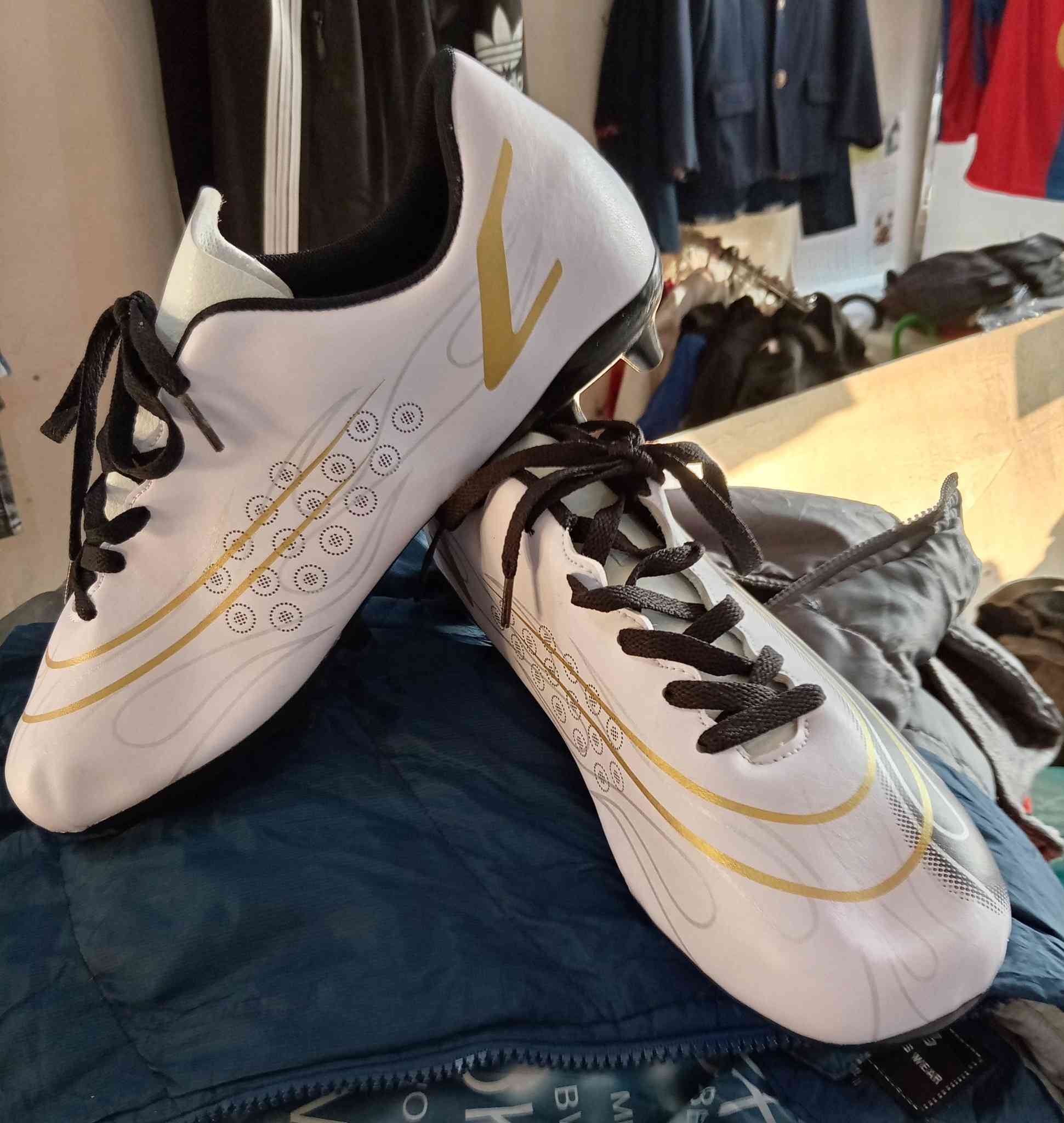 تخفيضات هائلة من محلات أبو علي
#حذاء_رياضي_(قدم) #رجالي وشبابي
#نوعية_ممتازة
الخامة #جلد
اللون #أبيض
#القياسات_٤٠_٤١_٤٢_٤٣_٤٤_٤٥_
السعر #٦٥٠٠_دينار فقط

#العنوان
الشارع المقابل لشارع حسينية أسد الله #ومجمع_محمد_كمال الطبي
#خلف معجنات وحلويات #زمزم 
#قرب محلات بيع الدجاج والطيور على طريق إعدادية صناعة طوز
#مقابل قصابة الرافدين ومكتبة الرافدين وكهربائيات غسان عساف 
#بجوار مخبز عباس ممش

لدينا #خدمة_توصيل داخل طوز خورماتو ..


**إذا كنت صاحب هذا الإعلان وتريد حذفه لأي سبب، رجاءا أرسل رسالة إلى الدعم الفني**