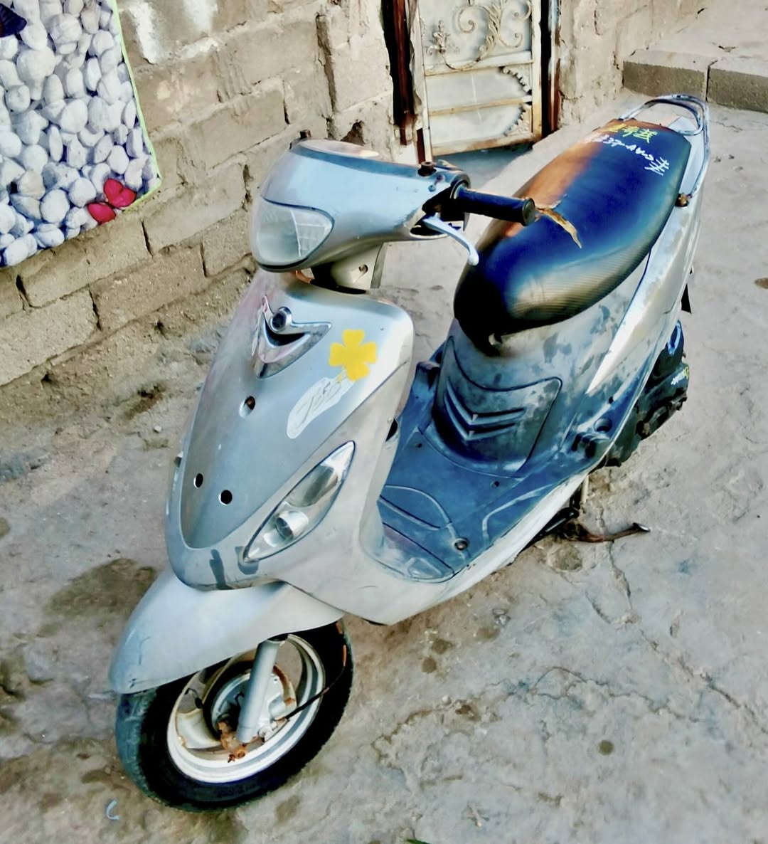 السلام عليكم ماكس قشمه للبيع دراجه بلاديه كفراته مختمه كهربائيات من الطول للطول كلهاغ 49 بلاد مكينتها ما مفتوحه تخم تاير جديد دهن جديد بريكات شغاله كهربائيات كلها شغاله قفاز سكان قفاز صندوق شغال دراجه كلش نظيفه سلف بلاد دراجه كلها بلاديه السعر 600 وبيها مجال العنوان ساحه سعد اول لاين ***********
