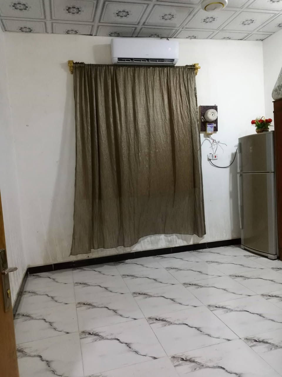 مساحه البيت الكلي ١٣٠ الواجهيه ٧ونص  والنزال ١٥
ديوانيه العرض ٤ والطول ٥
الهول ٤ +٦
الغرف ٤+٤
المطبخ ٤+٣
الملحقات حمام تواليت داخلي
تواليت خارجي  المكان البصره الجزيره شارع اليوبه حي الرايه  السعر البيت 65 وبي مجال الاستفسار على الرقم التالي ***********
