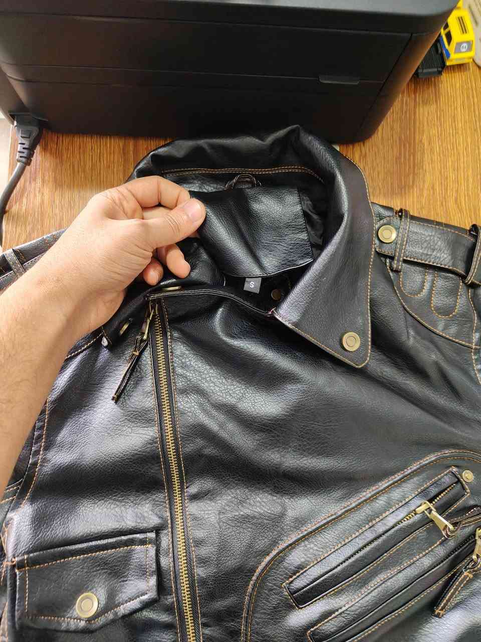 سلام عليكم اخواني الطيبين
عندي هاي القمصله للبيع نظيفه ما ملبوسه جلد ثخين وثكيله بسعر حلو 50 الف فقط
مكاني البصره
***********
