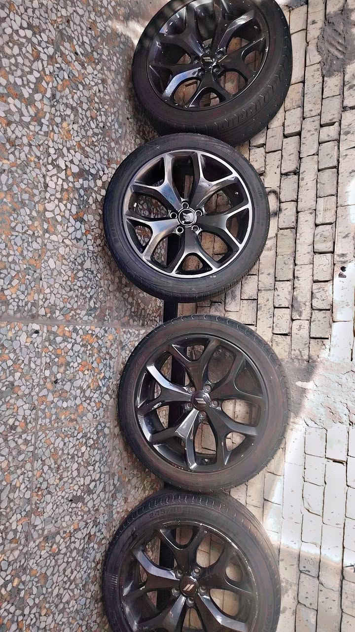 سلام عليكم ويل كب هنه والتايرات حجم 20 نظيفات سعرهن 400الف قفل بيهن زوج تايرات صارله اسبوعين بكانهن بغداد ***********
