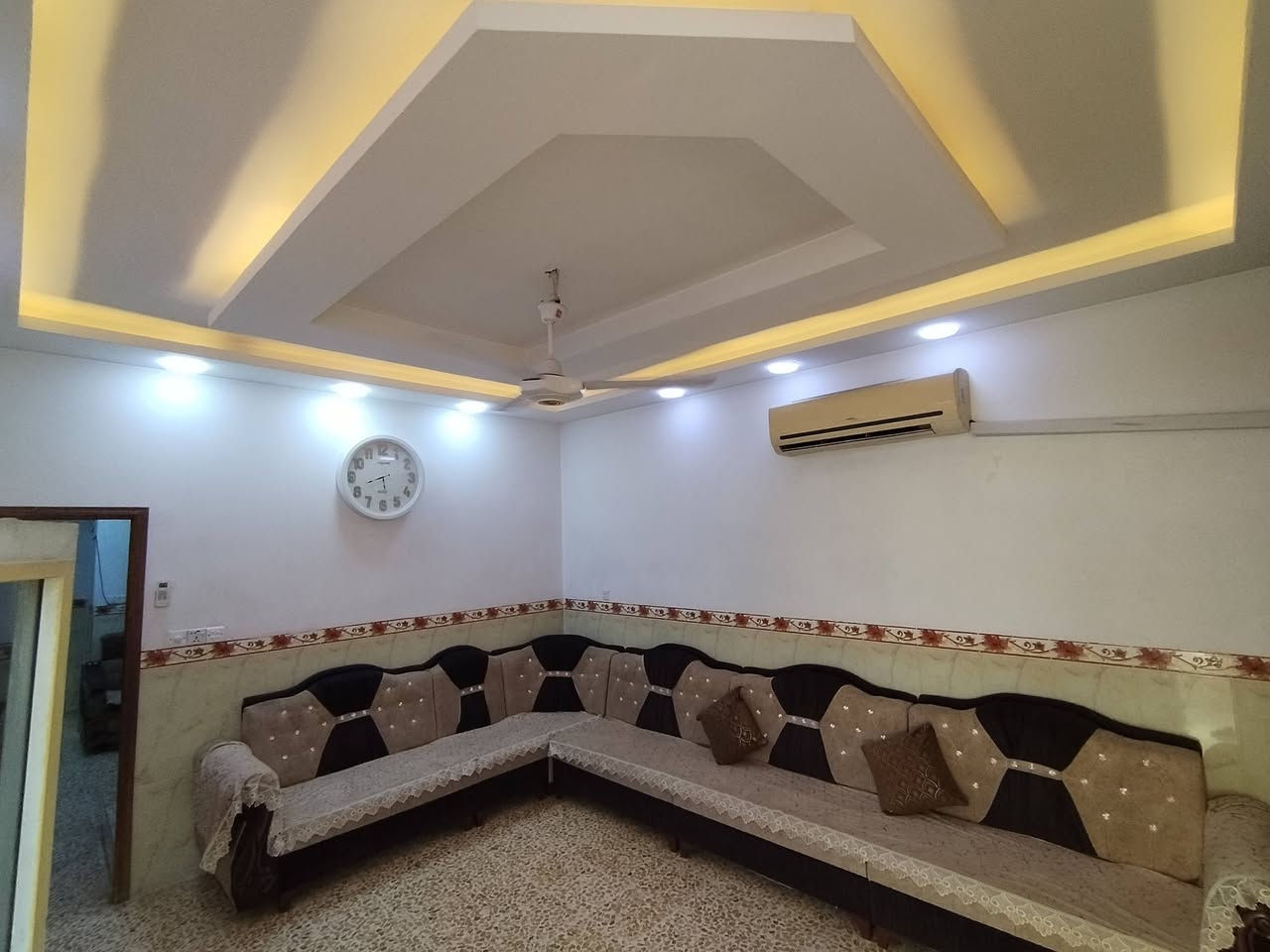 🔴 دار للبيع 🏘🔑🔑FOR SALE 

🔴الموقع👀 حي البكر خلف اصباغ نشوان وغسان للحلويات 

🔴 ملك صرف طابو الزهور

🔴مساحة الدار ( 117.5 ) متر

🔴الواجهة (7.5)

🔴 طابق بناء محدث 2020

🔴 يتكون من غرفتين نوم وهول واستقبال ومطبخ وصحيات.. 

🔴للأستفسار عن عروضنا العقارية المتميزة وأسعارها ⤵️مراجعة

          🎖تاج الملوك للعقار🎖
     

🔴العراق↔️الموصل↔️ حي الاخاء سايدين كنيسة تايتنك مقابل البسة الأصدقاء أو ألتواصل معنآ ⤵️على الارقام
☎️(***********) ابو حسن
☎️(***********) ابو حسن
☎️(***********) ابو عماد 
☎️(***********) ابو عماد
