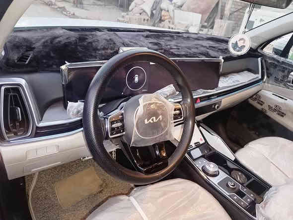 السلام عليكم للبيع سياره سورنتو 24 محرك 6 سلندر ماشيه27 الف كامل مواصفات ما عدا الفتحه مكفوله ماعدا شخط شبر خلف باب السايق ع حطت ما معمر والسعر  ع خاص او اتصال ع الرقم ***********
