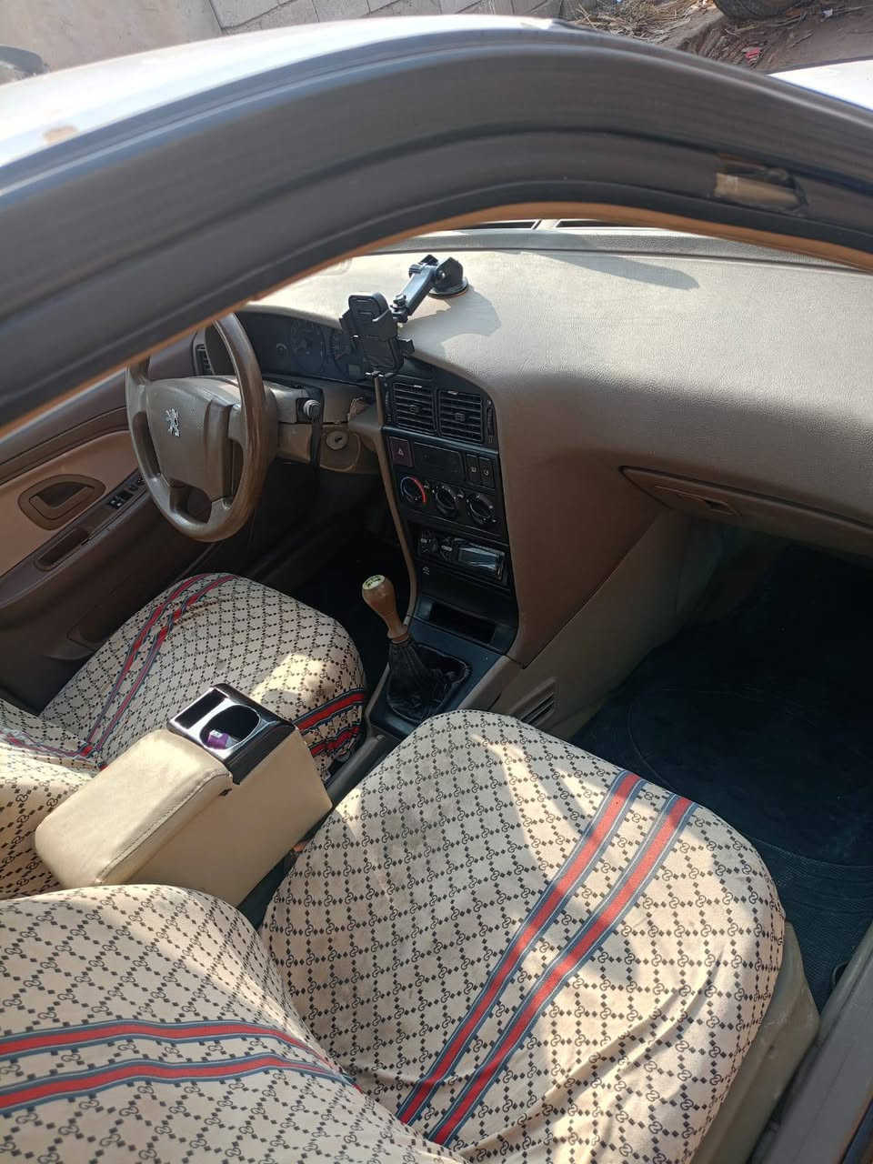 بيجوالبيع 405موديل 15نضيفه
ميسان حي العسكري 
سعر 28 ورقه وبيه مجال 
رقم  ***********
