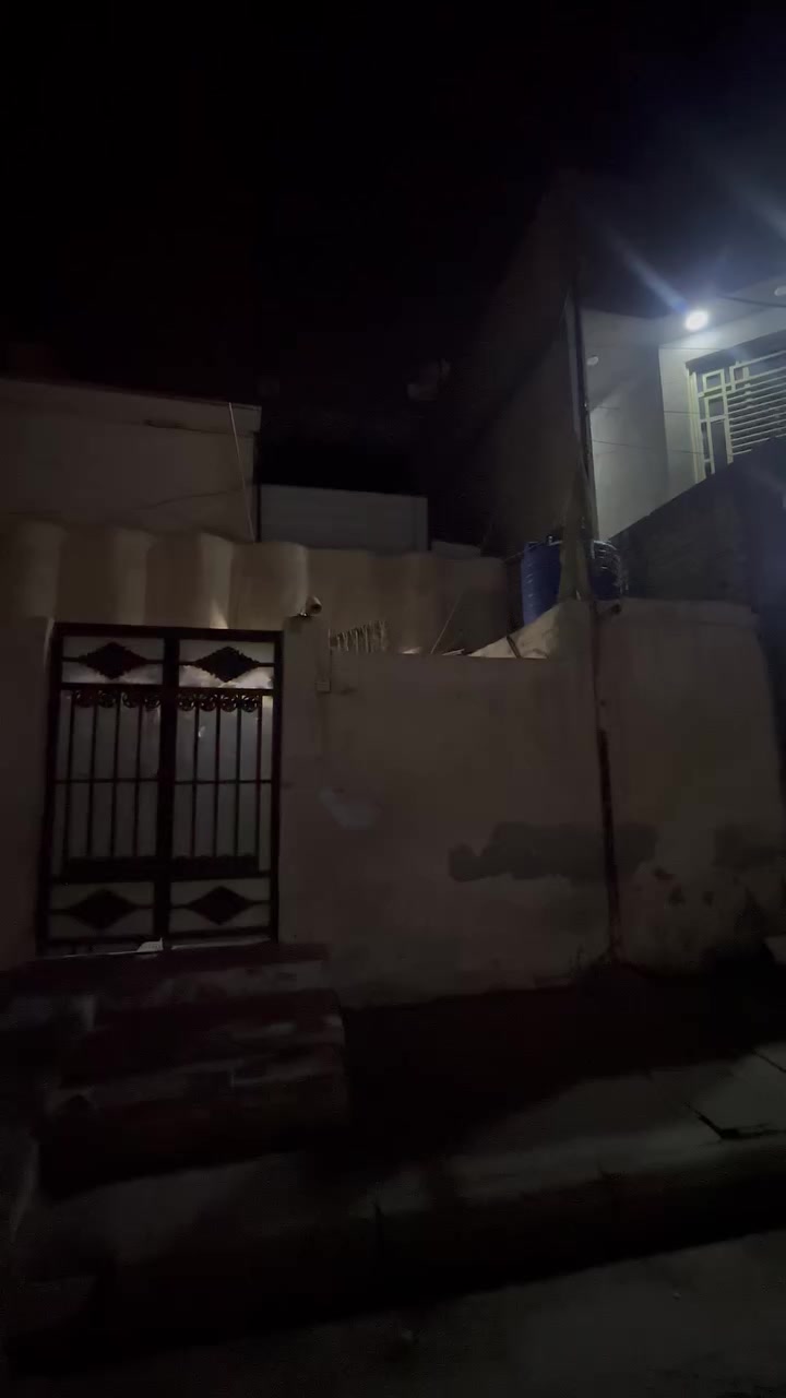 للبيع بيت ١٨٠ متر في منطقه حي العسكري قرب المسبح بصف الركن كما موضح بالفيديو البيت يحتوي على غرفيتن وصاله ومطبخ واستقبال وصحيات داخليه وخارجيه كذالك يحتوي على شقه معزوله تحتوي على غرفه ومطبخ وصاله وصحيات واستقبال البيت واجه البيت ٩ نزاله ٢٠ البيت معروض ب ٢٥٠ مليون للاستفسار ***********
