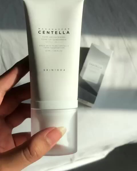 ‏TONE BRIGHTENING TONE-UP SUNSCREEN
‏Peachy Tinted Niacinamide Sunscreen

تفتيح لون البشرة - كريم الوقاية من الشمس

- واقي شمسي هجين (مزيج من المرشحات المعدنية والكيميائية) مع حماية قوية من الأشعة فوق البنفسجية SPF 50+ وPA++++

- لون الخوخ الفاتح الذي يعمل على تفتيح البشرة جسديًا

تهدئة البشرة المتهيجة وتغذية حاجز الجلد

‏- Madewhite™ (مكون طبيعي حاصل على براءة اختراع) يعمل على تفتيح لون البشرة ويتركها متوهجة بشكل طبيعي

- يقلل النياسيناميد وحمض الترانيكساميك من تغير اللون ويوازن لون البشرة غير المتساوي

- يوفر مركب Centella وAqua Bomb التهدئة والترطيب
مناسب للبشرات 
الحساسه
العاديه 
:المختلطة
.
#اكسبلور 
#اكسبلور_فولو 
#عناية_بالبشرة
#كريم_ترطيب
#بشرة_صحية
#جمال_البشرة
#منتجات_كورية
#بنات_عمان
#عناية_نسائية
#روتين_الجمال


**إذا كنت صاحب هذا الإعلان وتريد حذفه لأي سبب، رجاءا أرسل رسالة إلى الدعم الفني**