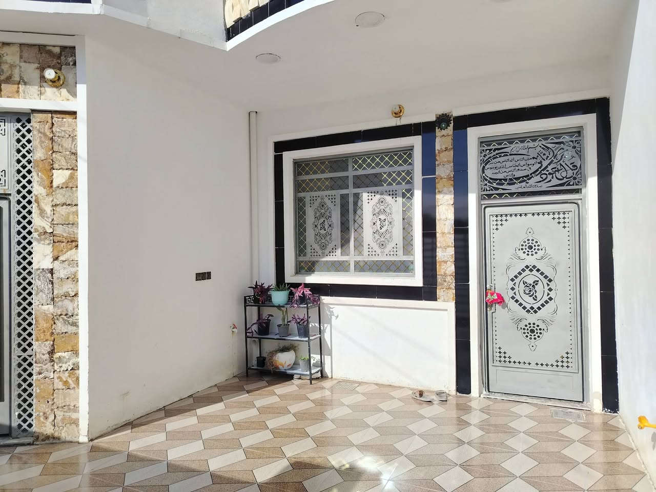 السلام عليكم
بيت للبيع بناء حديث 2024 المساحة 200م يتكون من استقبال 4×7  ، مطبخ حار بارد، صالة معيشة 7×4 وغرفتين نوم 5×4،، مجموعة صحيات داخلية خارجية 
بالاضافة الى بيتونة 8×4

كامل خدمات، ماء، كهرباء، تبليط 

المنطقة حي الفرسان مقابل جامعة تكريت قرب المدرسة 

السعر 58 وبي مجال بسيط 

*********** اتصال + واتساب 

***********
