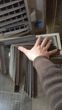 زاوية قيناص حديد للبيع 32 قطعه يفيدن للرفوف ابعدهن تقريبا عشرين في خمس...