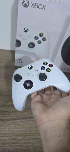 السلام عليكم اكس بوكس سيريس اس نضيف و ما مفتوح بس اليدة مبدل بيها الشفت ال L1 كامل ملحقات و ما بي اي نقص و + الستاند الي تشوفو كدامكم و بي منفذين يو اس بي و مروحتين هاي الصور كدامكم الجهاز نضيف تجي تفحص و تأخذ و تروح السعر 360  مكاني بغداد الدورة ابو دشير للتواصل الرقم ***********
