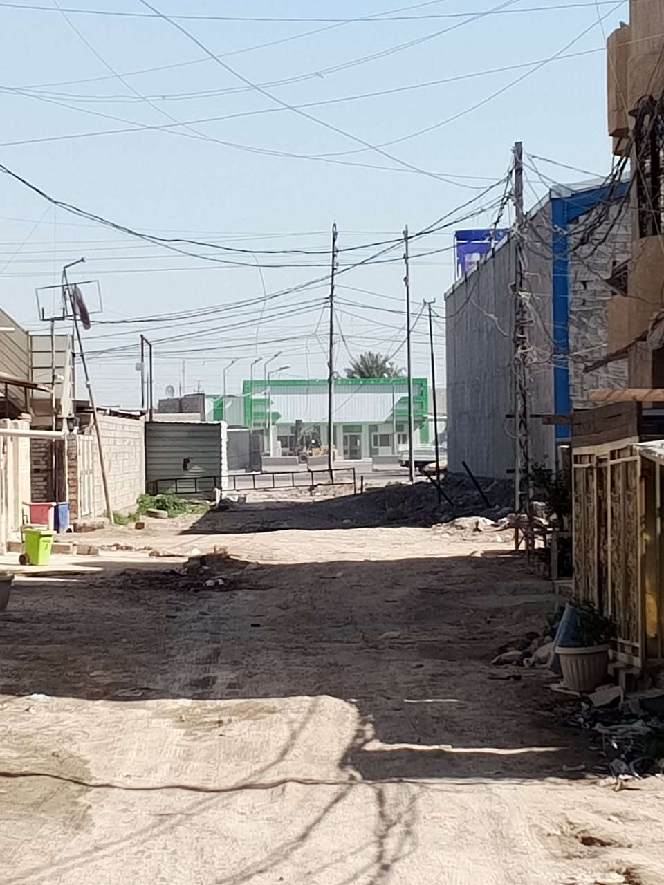 للبيع بيت مساحه 200 متر واجه 10 نزال عشرين البيت كلش جديد نقص واجه فقط العنوان بغداد كوريش قرب علوه الرشيد على خط سريع المربع الذهبي استفسار ***********
