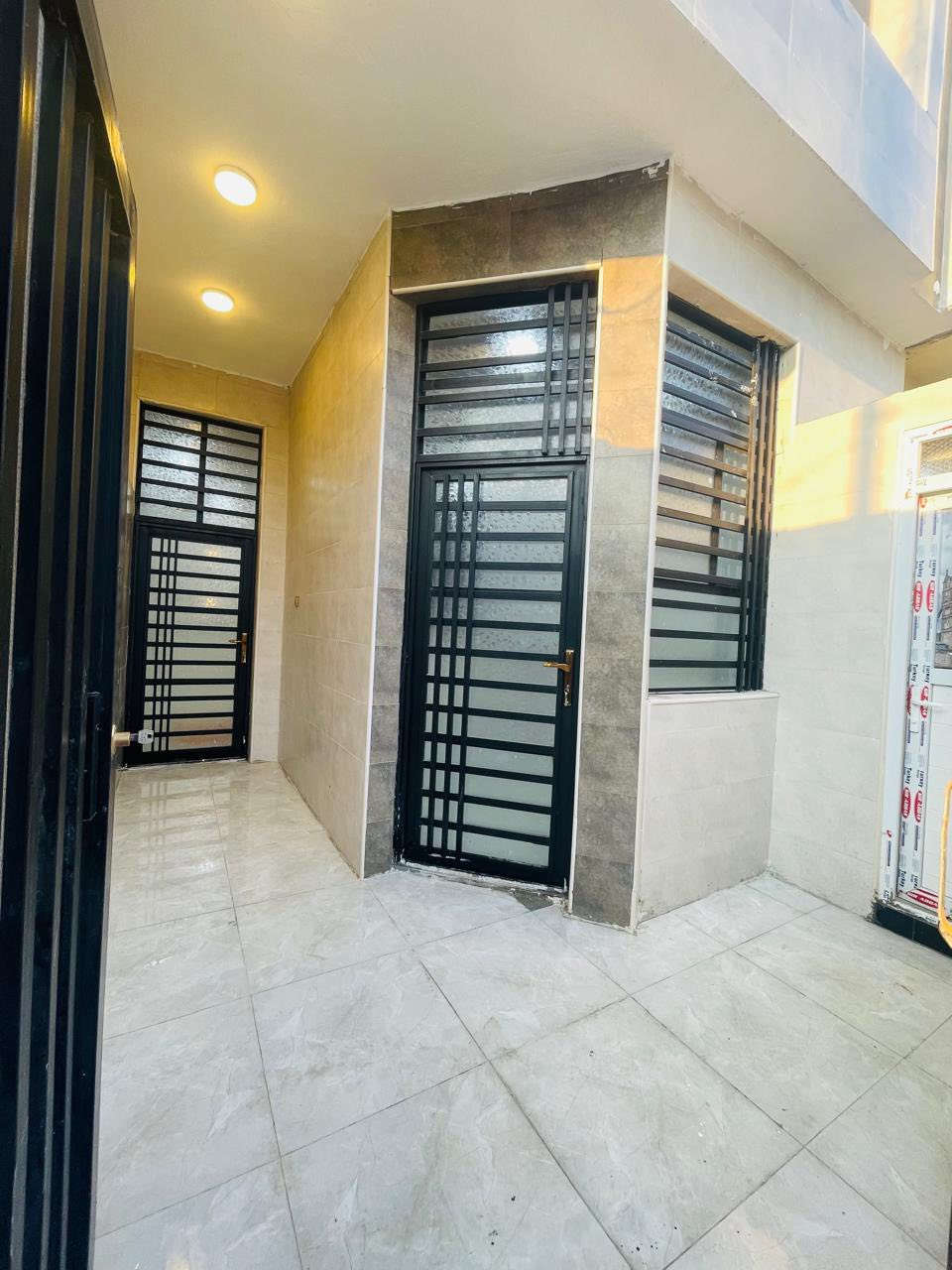 100 متر طابقين بناء جديد صب كونكريت 
رقم العقار 22حي ميسان 
الطابق الاول غرفه وصاله ومطبخ وستقبال ومكشوفه عدد 2 صحيات عدد 2 
الطابق الثاني غرفتين سويت وصاله وصحيات  للاستفسار الاتصال على الرقم التآلي الكوفي للوساطة العقاريه ***********
السعر 138
